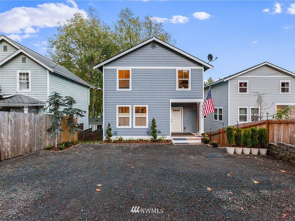 Front entrance to fully fenced & gated property. Totally secure. 