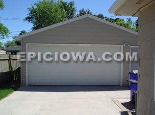 860 S 7th St, Marion, IA 52302