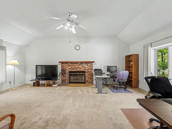 4th image of 201 Shady Knoll Ln
