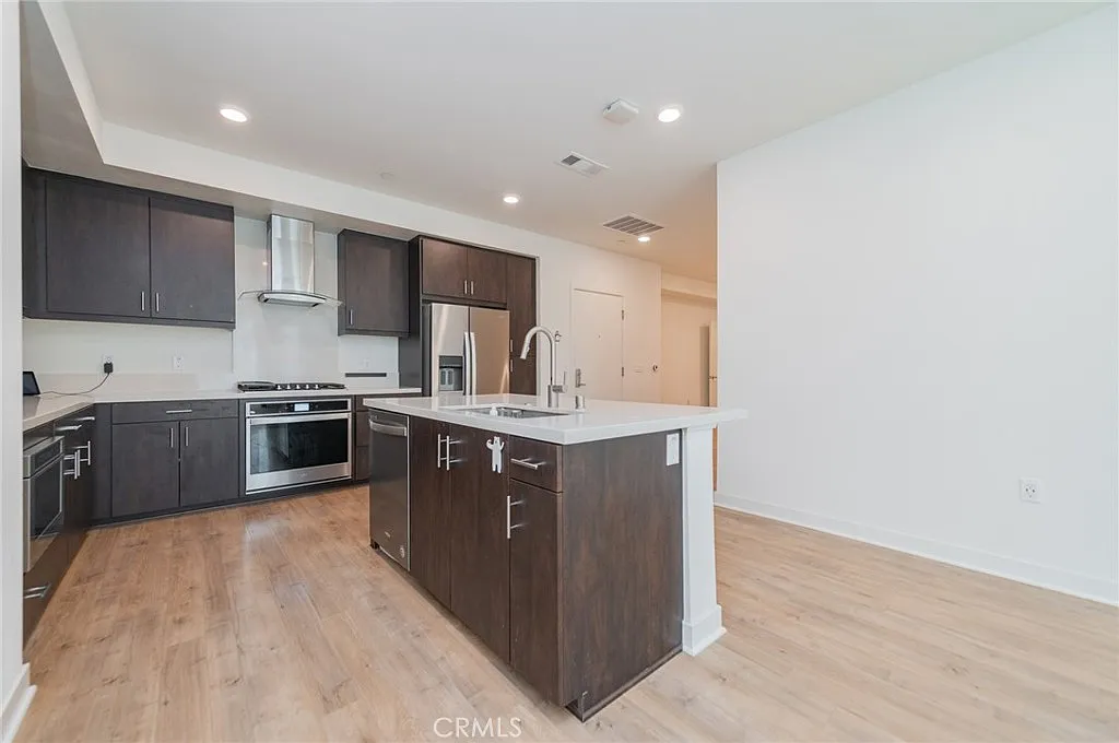 1 bed, 1.5 bath, 948 sqft, $3,200 — Photo 4