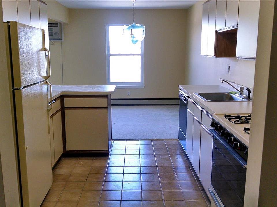 2nd image of 31 Riverview Ct
