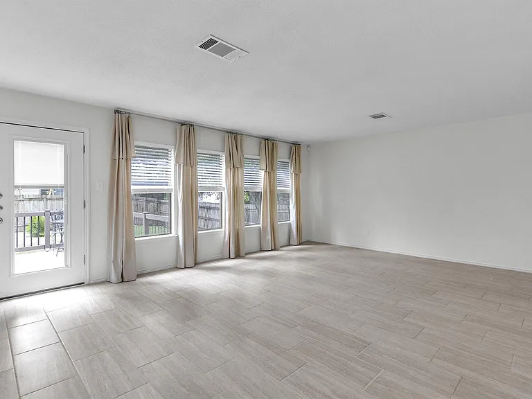 1413 Baffin Cv — Photo 15