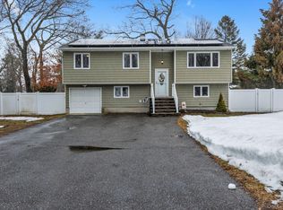 11 17th Ave, Ronkonkoma, NY 11779