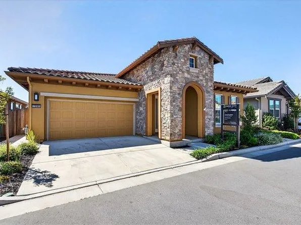 2080 White Oak Dr, Hollister, CA 95023