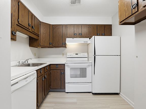 3rd image of 1002 Paradise Rd APT 2A
