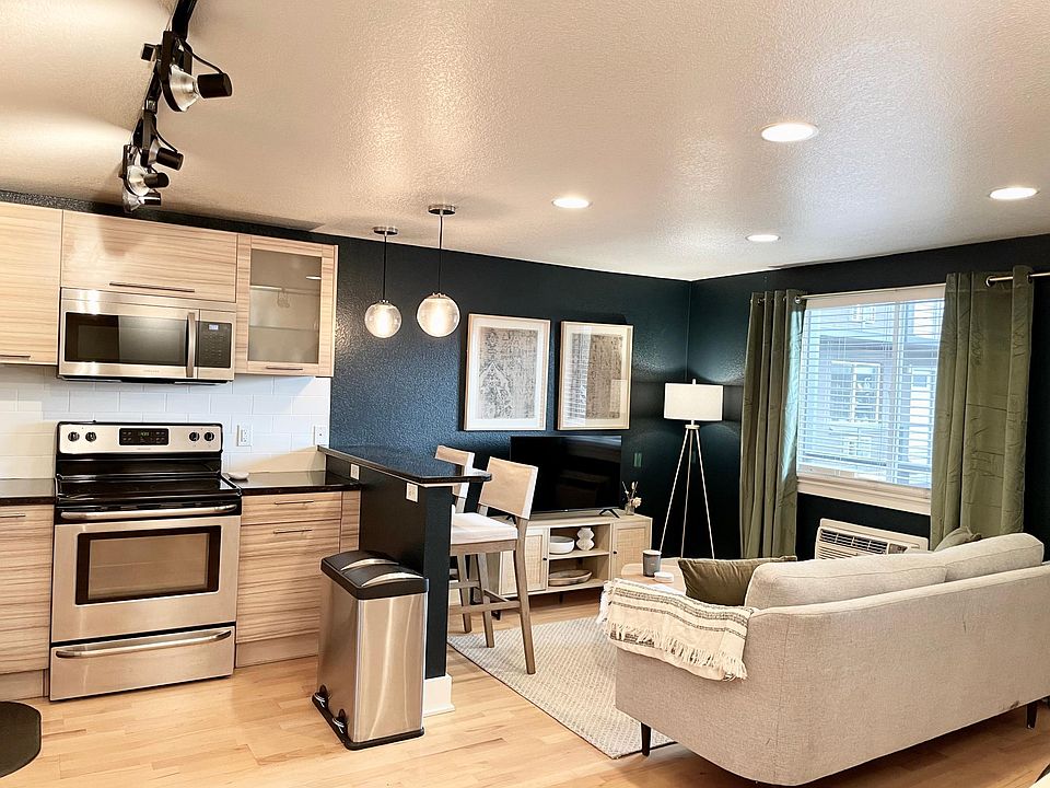 Open floorplan, lots of great natural light