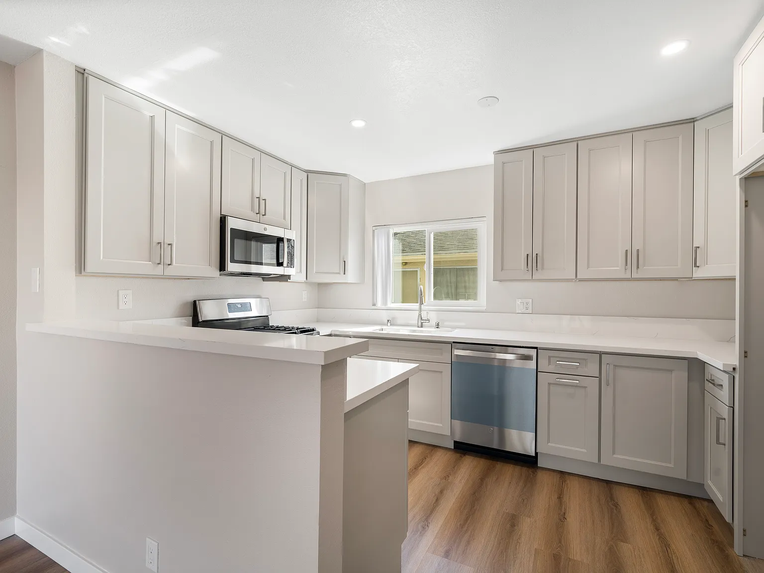 2 bed, 1100 sqft, $3,400 — Photo 4