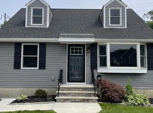 16 Robert Cir, Metuchen, NJ 08840