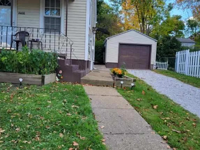 Edwin Ave — Photo 4