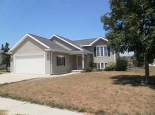 1400 Meadow View Ln, Waverly, IA 50677