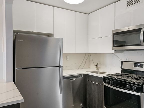 4th image of 200 E 33rd St