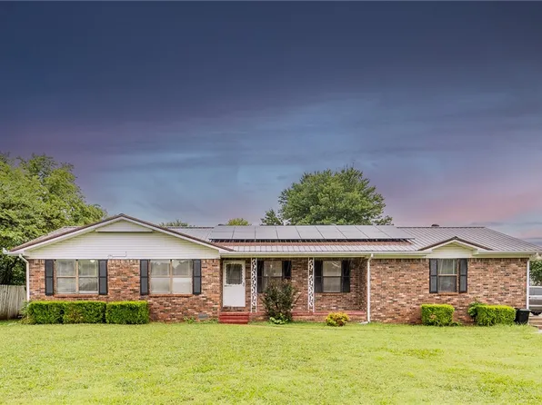 113 Cedar Hts, Huntsville, AR 72740
