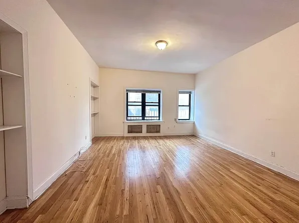 881 10th Ave #3W, New York, NY 10019
