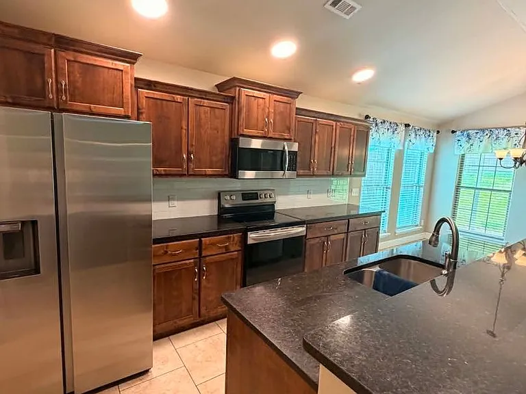 1104 Lakeview Dr — Photo 4