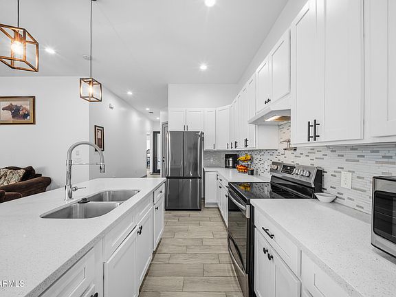 2nd image of 209 E KINDERMAN Drive