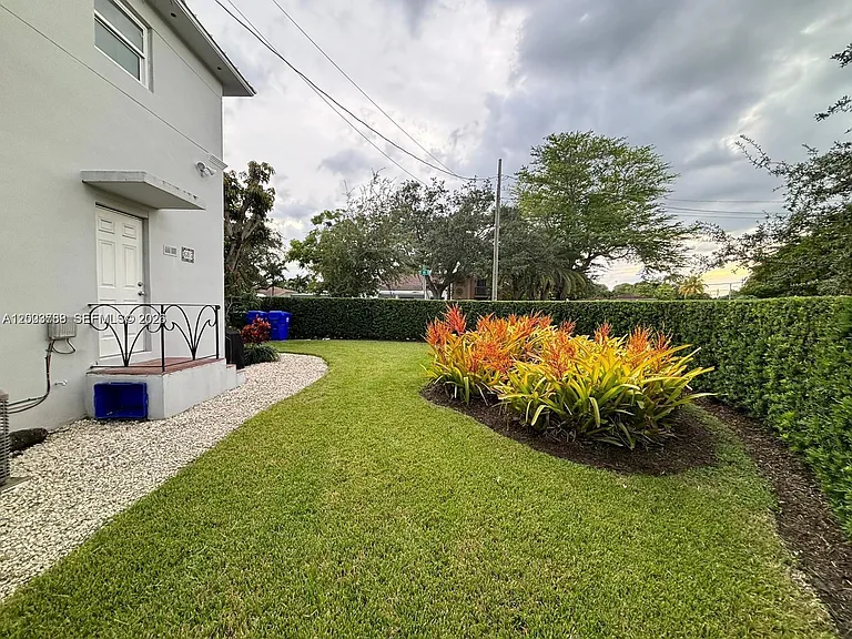 685 SW 19th Rd — Photo 16