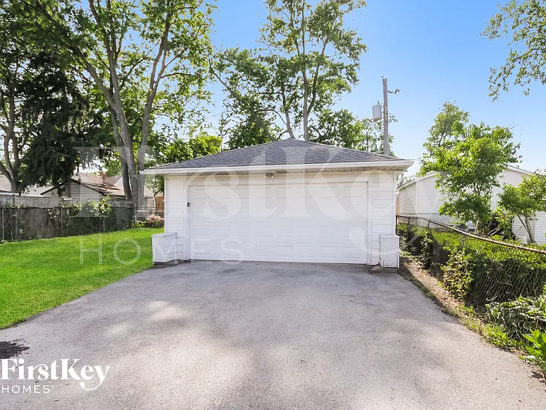 422 Granville Ave — Photo 17
