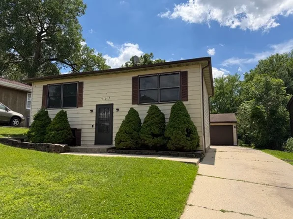 907 Houston Ave, Elgin, IL 60120