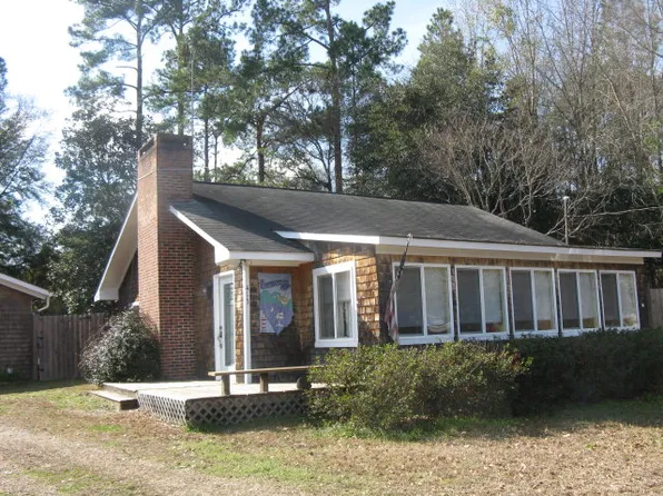 413 Fountain Lake Dr, Eutawville, SC 29048