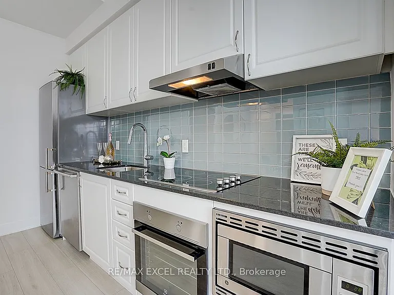 7 Kenaston Gdns #LPH5 — Photo 10