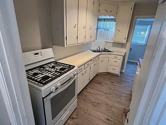 5th image of 720 SW 44th St