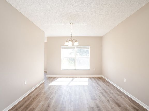 5th image of 106 Redwing Ct