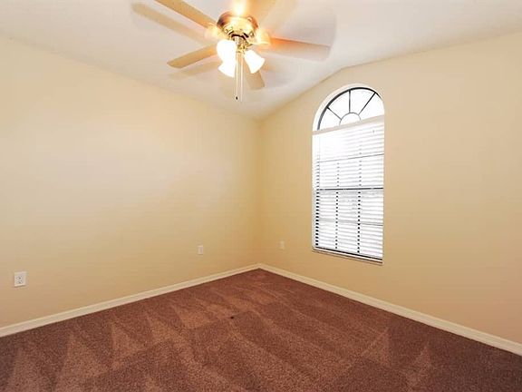 5th image of 923 Sandywood Dr