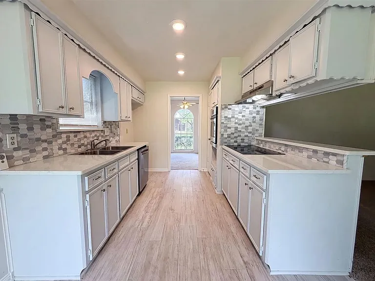 16330 Hollow Wood Dr — Photo 9