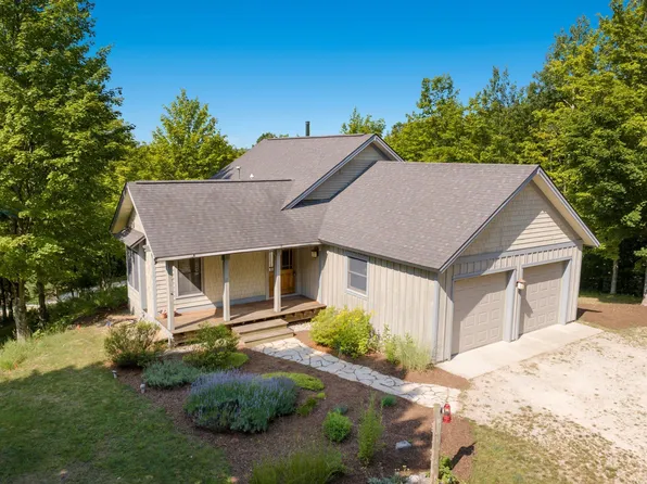 10185 S Fritz Rd, Maple City, MI 49664