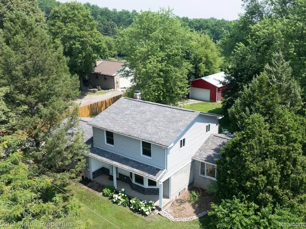 3980 N Hickory Ridge Rd, Highland, MI 48357