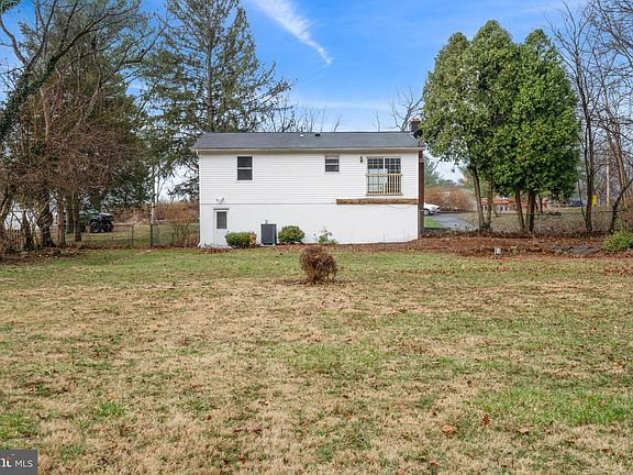 3rd image of 404 Weeping Willow Rd