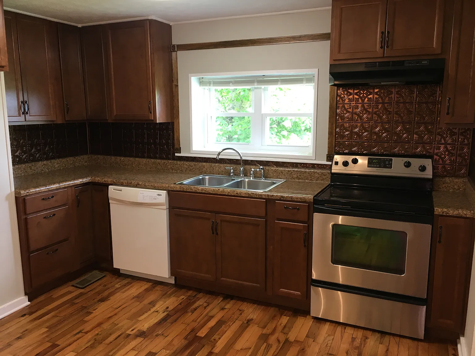 3 bed, 1200 sqft, $1,100 — Photo 3