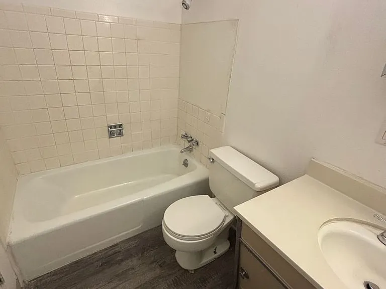 Taylor St Apartment — Photo 39