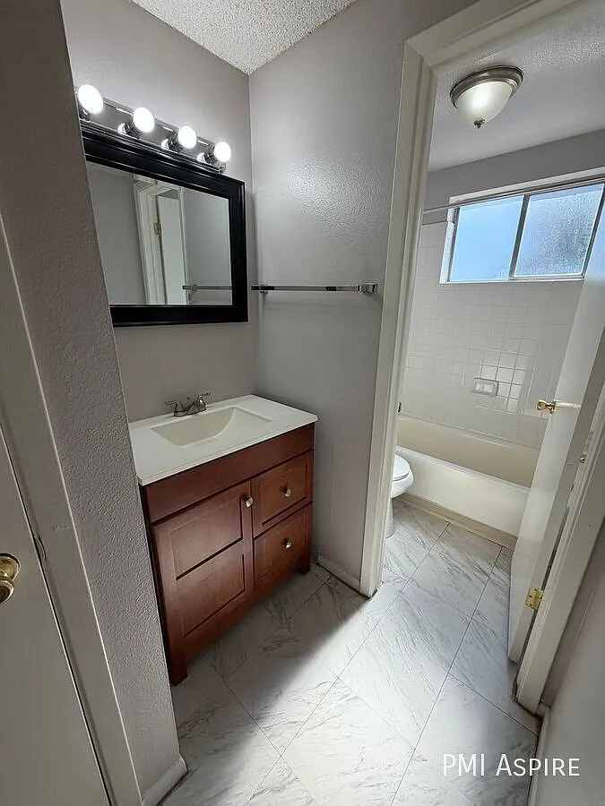 1 Bedroom 1 Bath Apartment — Photo 4
