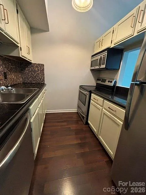 2 bed, 2.0 bath, 886 sqft, $1,800 — Photo 2
