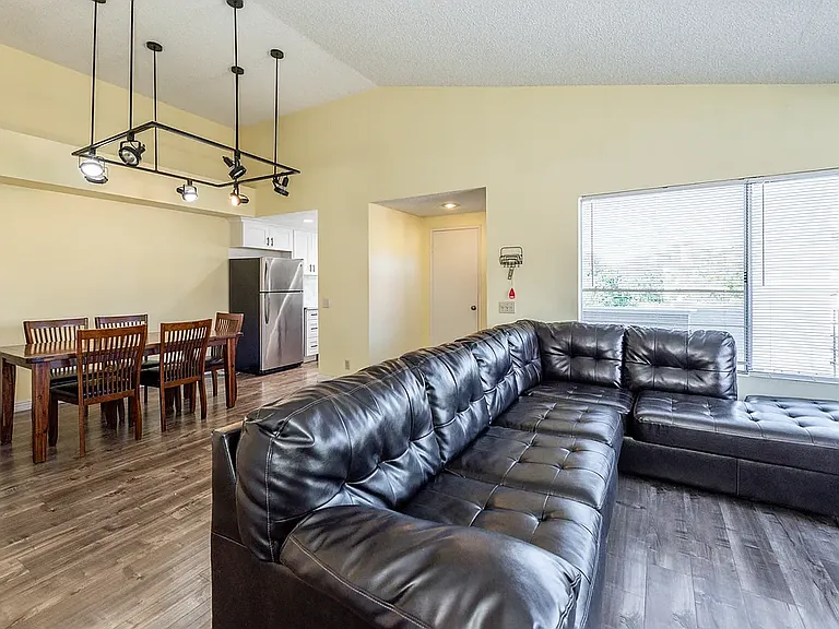 375 Stanford Ct — Photo 6