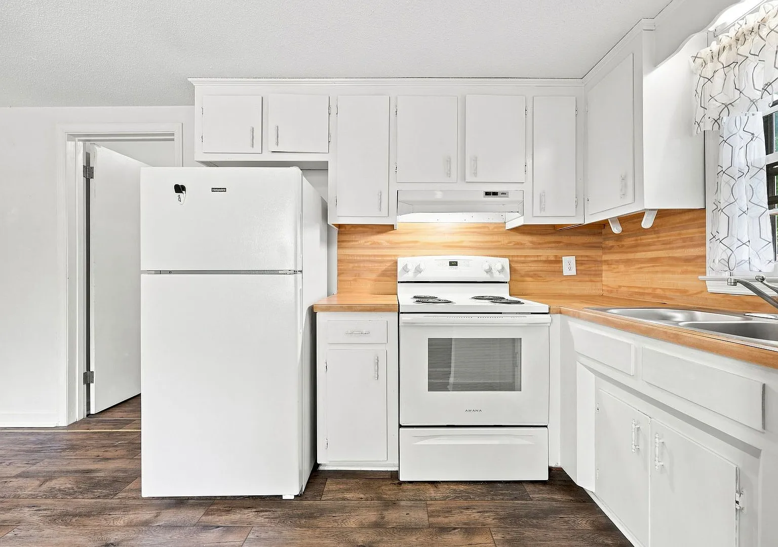 $100.00 Off First Month Rent If Move In By End Of August — Photo 1