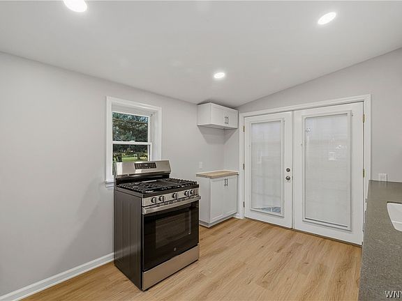 5th image of 248 Dawn Ave