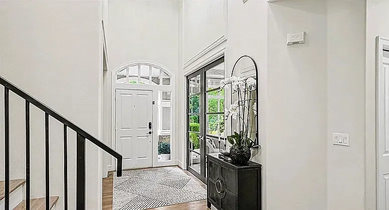 4 bed, 2.5 bath, 2850 sqft, $4,800 — Photo 3