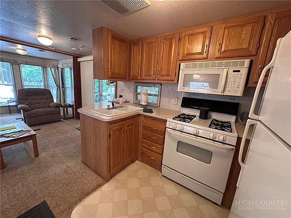 5th image of 616 Dogwood Circle