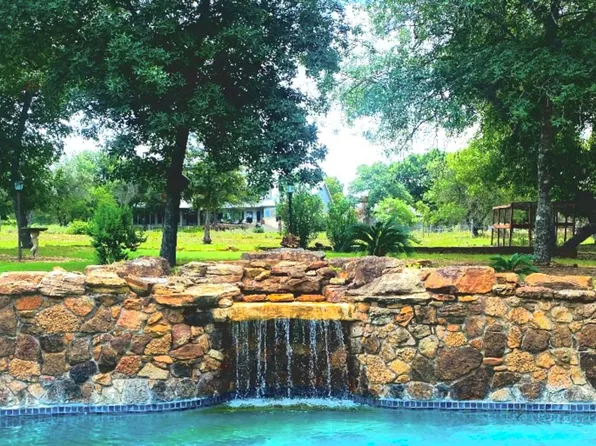 426 Meadow View, Adkins, TX 78101