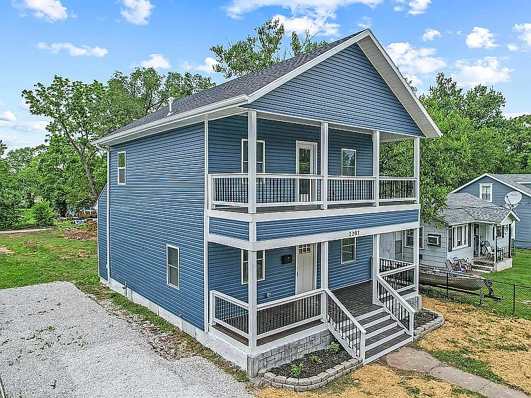 2207 N Kellett Ave — Photo 2