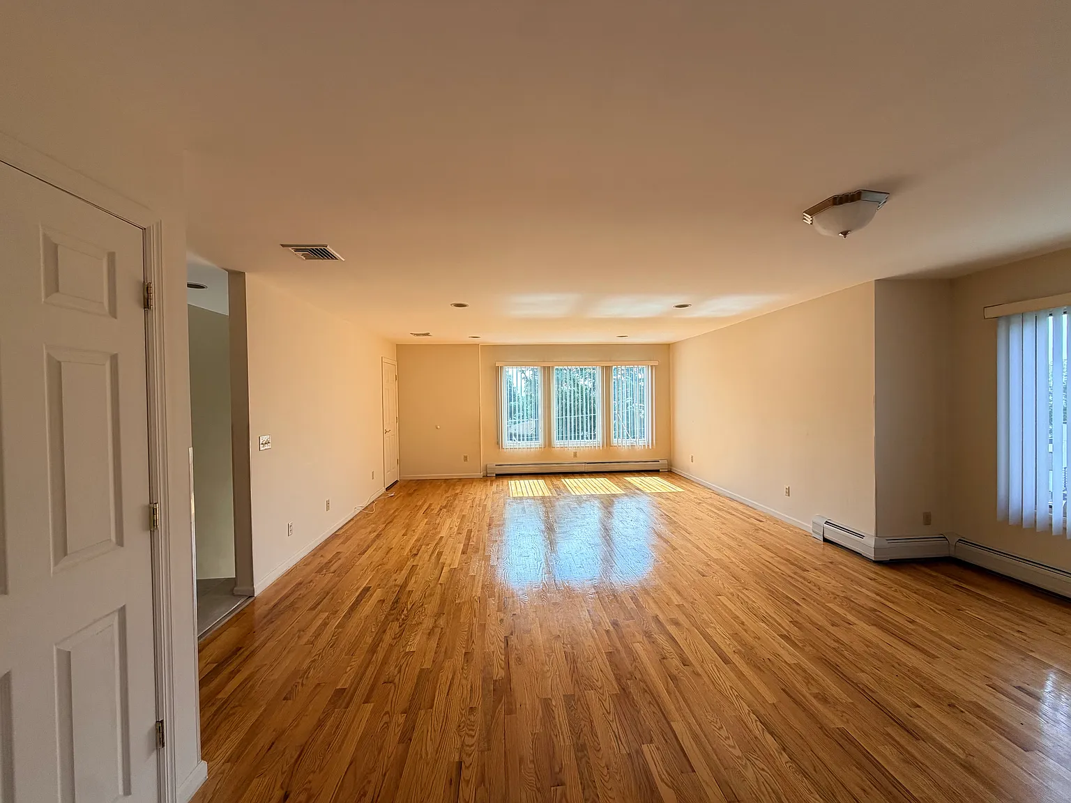 3 bed, 1800 sqft, $3,300 — Photo 2