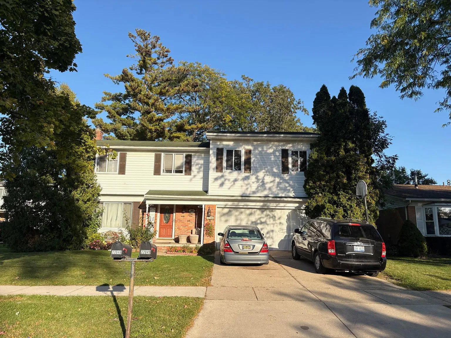 4 bed, 2.5 bath, 2019 sqft, $2,300 — Photo 1