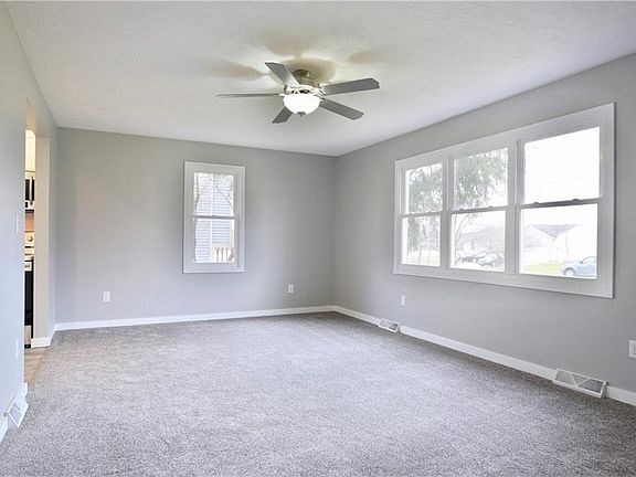 3rd image of 4488 Clover Ln