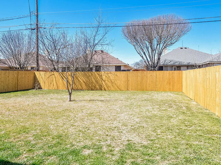 717 Rockett Ln — Photo 15