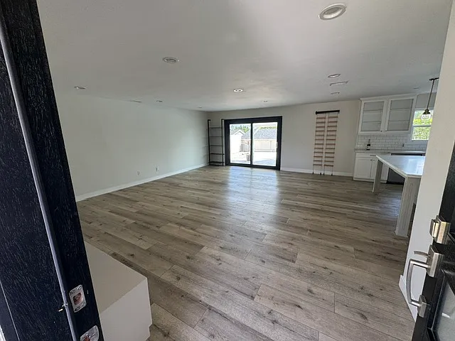 20650 Chatsworth St — Photo 3