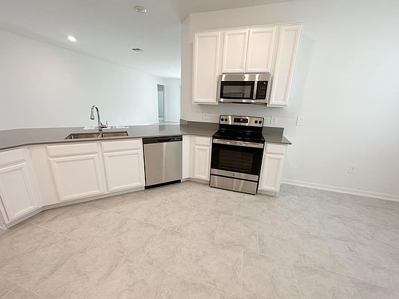 5th image of 736 Staffora St