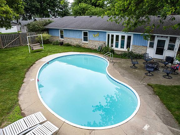 5th image of 409 N Meadow Ln