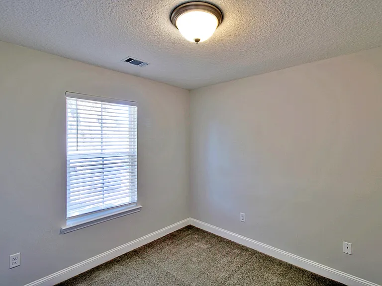 326 Fairview Cir — Photo 3